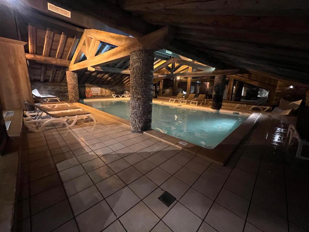 Appartement ski aux pieds dans residence premium piscine sauna hamam appartement pied des pistes 19