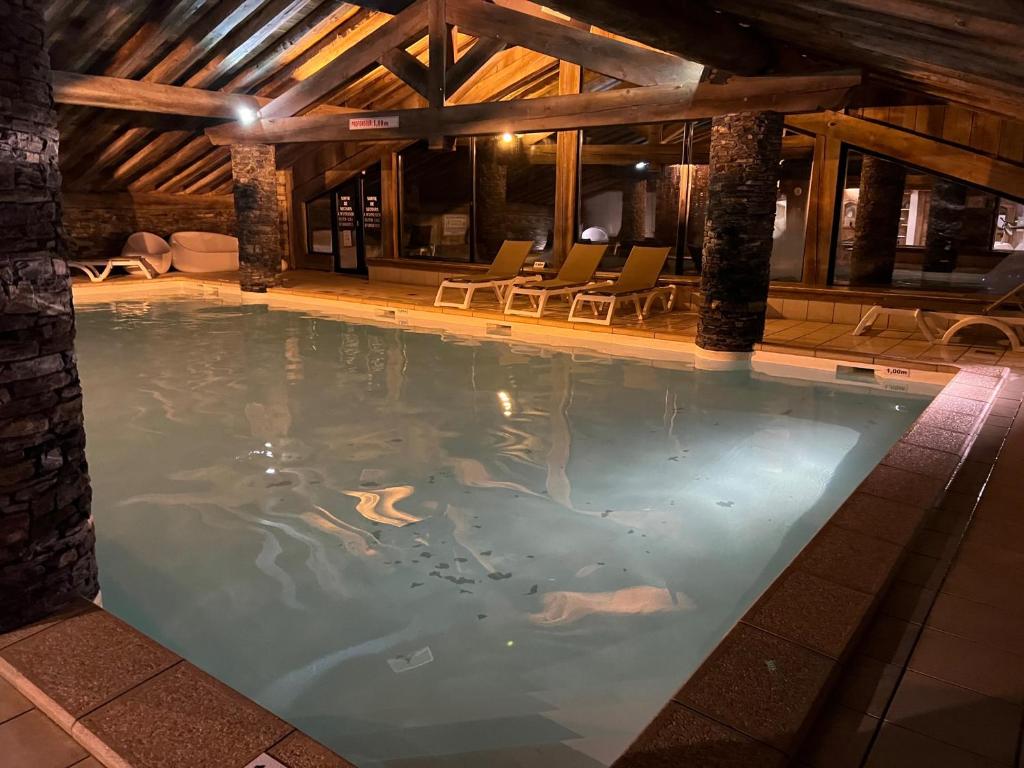 Appartement ski aux pieds dans residence premium piscine sauna hamam appartement pied des pistes 3