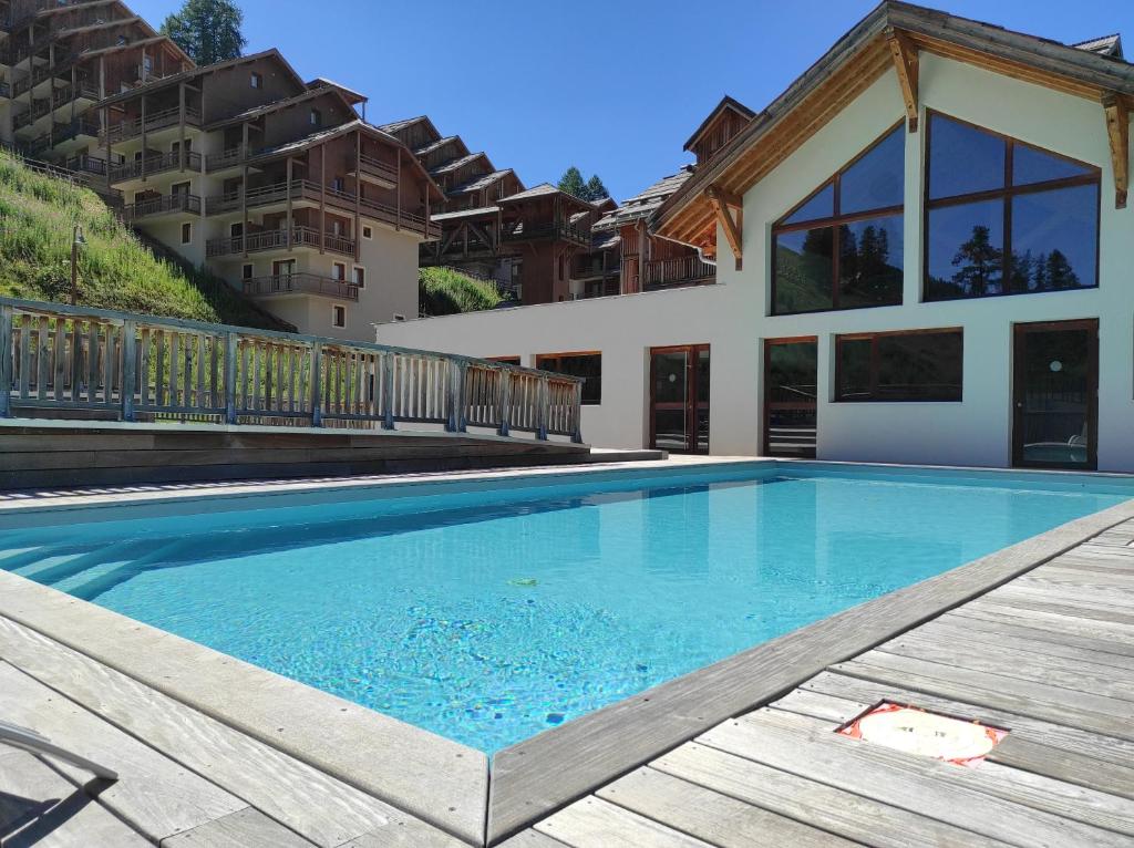 Apt 2 chambres en duplex Chalet des Rennes Vars 2000m Piscine interieure et exterieure appartement pied des pistes 2