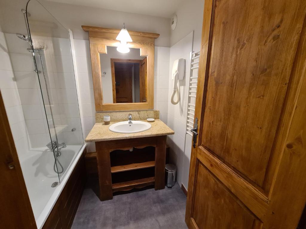Arc 1950 Appartement de standing Refuge du Montagnard vue incroyable sur le Montblanc skis aux pieds Acces spa et piscine appartement pied des pistes 2