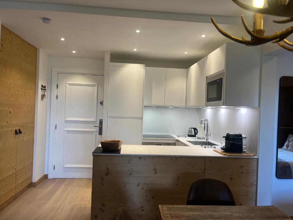 Arc 1950 Ski in Ski out and Spa Newly refurbished 153 Sources De Marie 2 bedroom 2 bathroom Sleeps 4 6 Mont Blanc view from every window Free WiFi appartement pied des pistes 10