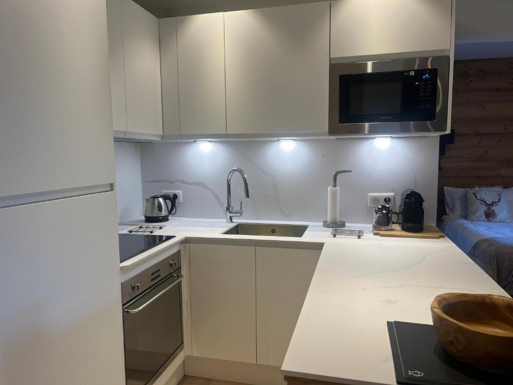 Arc 1950 Ski in Ski out and Spa Newly refurbished 153 Sources De Marie 2 bedroom 2 bathroom Sleeps 4 6 Mont Blanc view from every window Free WiFi appartement pied des pistes 11