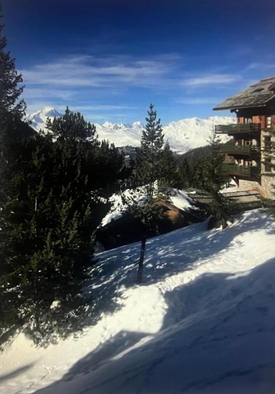 Arc 1950 Ski in Ski out and Spa Newly refurbished 153 Sources De Marie 2 bedroom 2 bathroom Sleeps 4 6 Mont Blanc view from every window Free WiFi appartement pied des pistes 12
