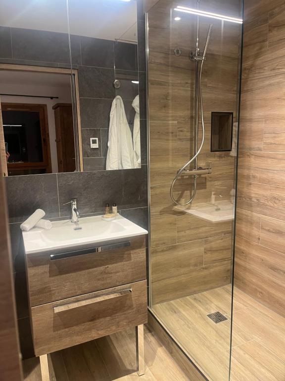 Arc 1950 Ski in Ski out and Spa Newly refurbished 153 Sources De Marie 2 bedroom 2 bathroom Sleeps 4 6 Mont Blanc view from every window Free WiFi appartement pied des pistes 2