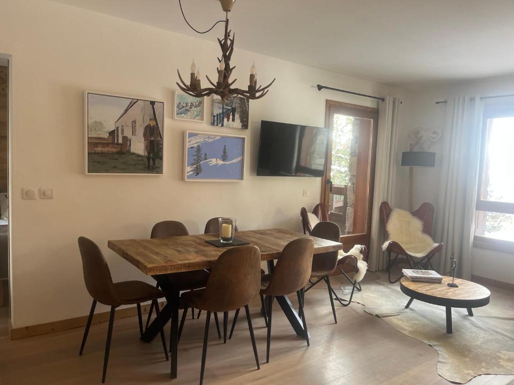 Arc 1950 Ski in Ski out and Spa Newly refurbished 153 Sources De Marie 2 bedroom 2 bathroom Sleeps 4 6 Mont Blanc view from every window Free WiFi appartement pied des pistes 5