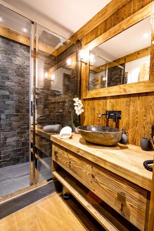 Arc 1950 ambiance chalet luxe 57pers dans residence 5 skis aux pieds avec SPA appartement pied des pistes 7