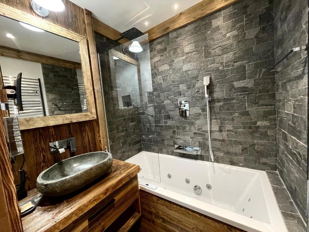 Arc 1950 appt luxe 2 4pers skis aux pieds SPA piscines interieure et exterieure sauna hammam appartement pied des pistes 12