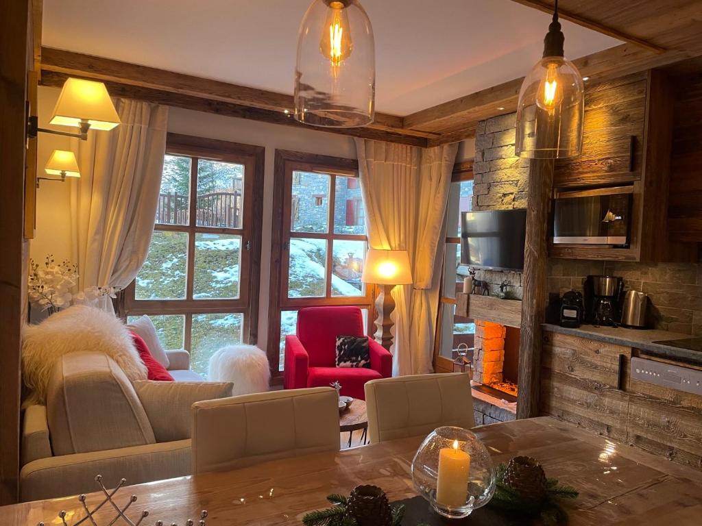 Arc 1950 appt luxe 2 4pers skis aux pieds SPA piscines interieure et exterieure sauna hammam appartement pied des pistes