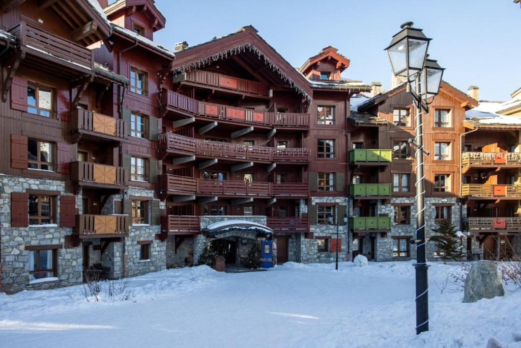 Arcs 1950 Appartement Luxe type chalet 5 a 7 personnes Vue imprenable sur le Montblanc skis aux pieds appartement pied des pistes 5