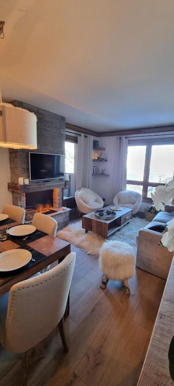 Arcs 1950 Appartement Luxe type chalet 5 a 7 personnes Vue imprenable sur le Montblanc skis aux pieds appartement pied des pistes