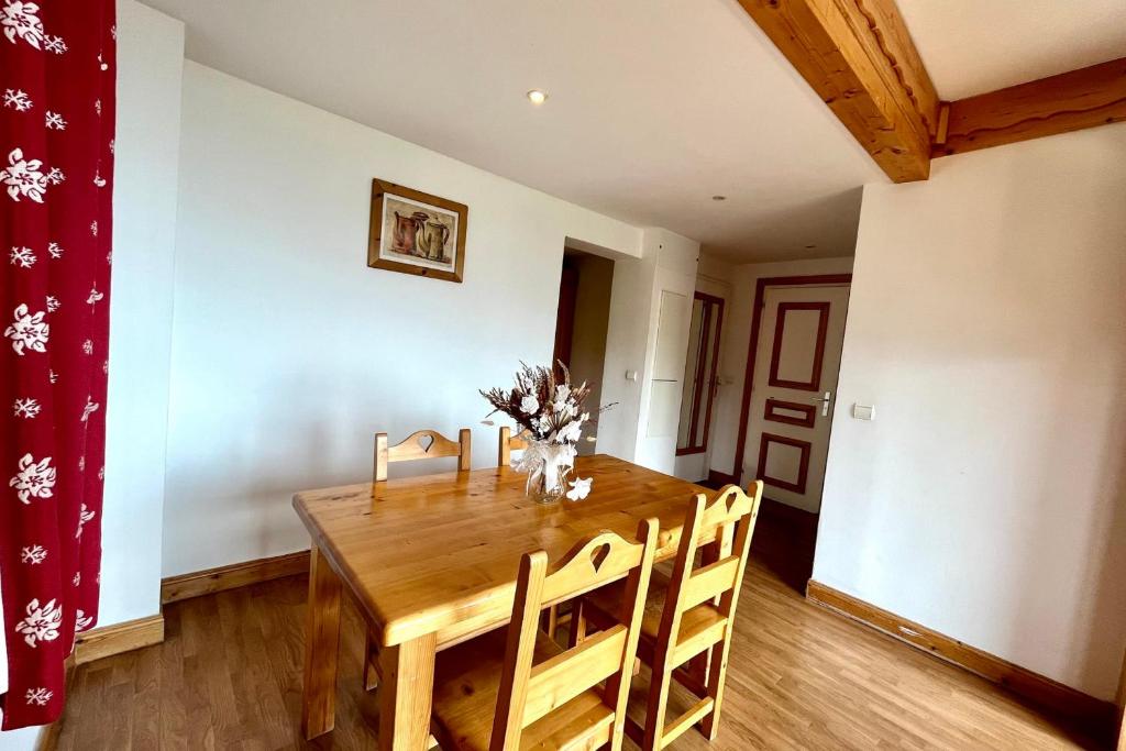 Bright 50 m cocoon with balcony in Combloux appartement pied des pistes 1