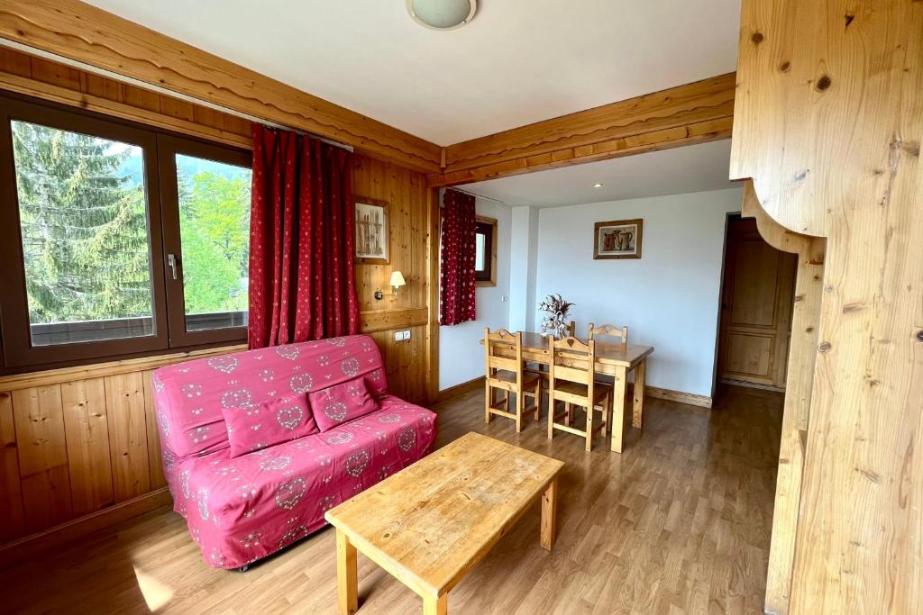 Bright 50 m cocoon with balcony in Combloux appartement pied des pistes