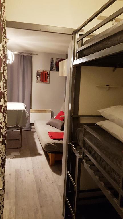 CENTRE STATION Les 2 Alpes 5 couchages 450e par semaine seulement appartement pied des pistes 2