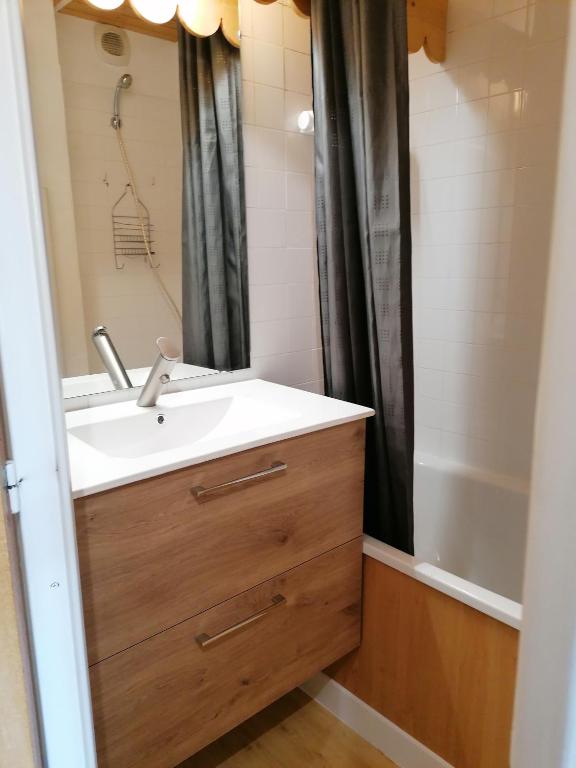 COEUR DALTAIR RISOUL 1850 Appartement T2 confortable skis aux pieds a 300 m centre appartement pied des pistes 12