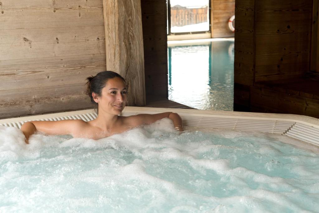 Chalet Hotel La Marmotte La Tapiaz SPA The Originals Relais hotel pied des pistes 13