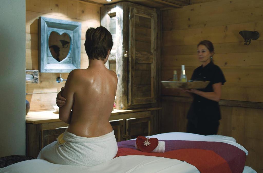 Chalet Hotel La Marmotte La Tapiaz SPA The Originals Relais hotel pied des pistes 17