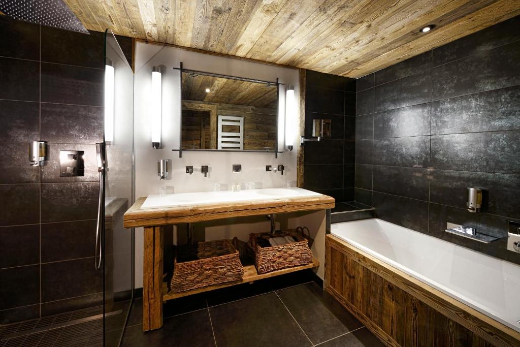 Chalet Hotel La Marmotte La Tapiaz SPA The Originals Relais hotel pied des pistes 9