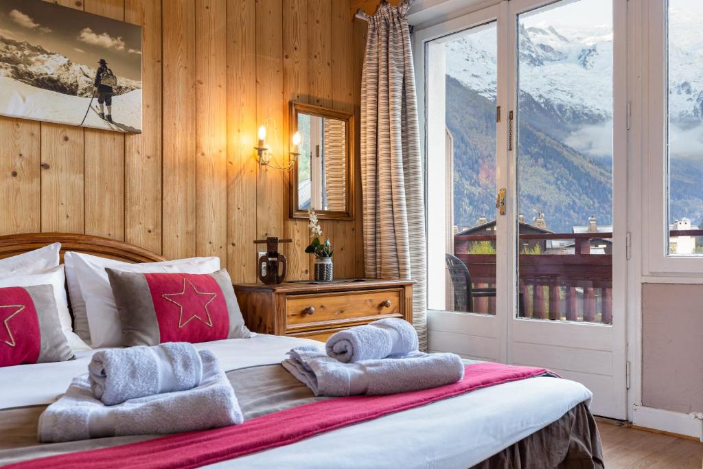 Chalet Hotel La Sapiniere hotel pied des pistes 1