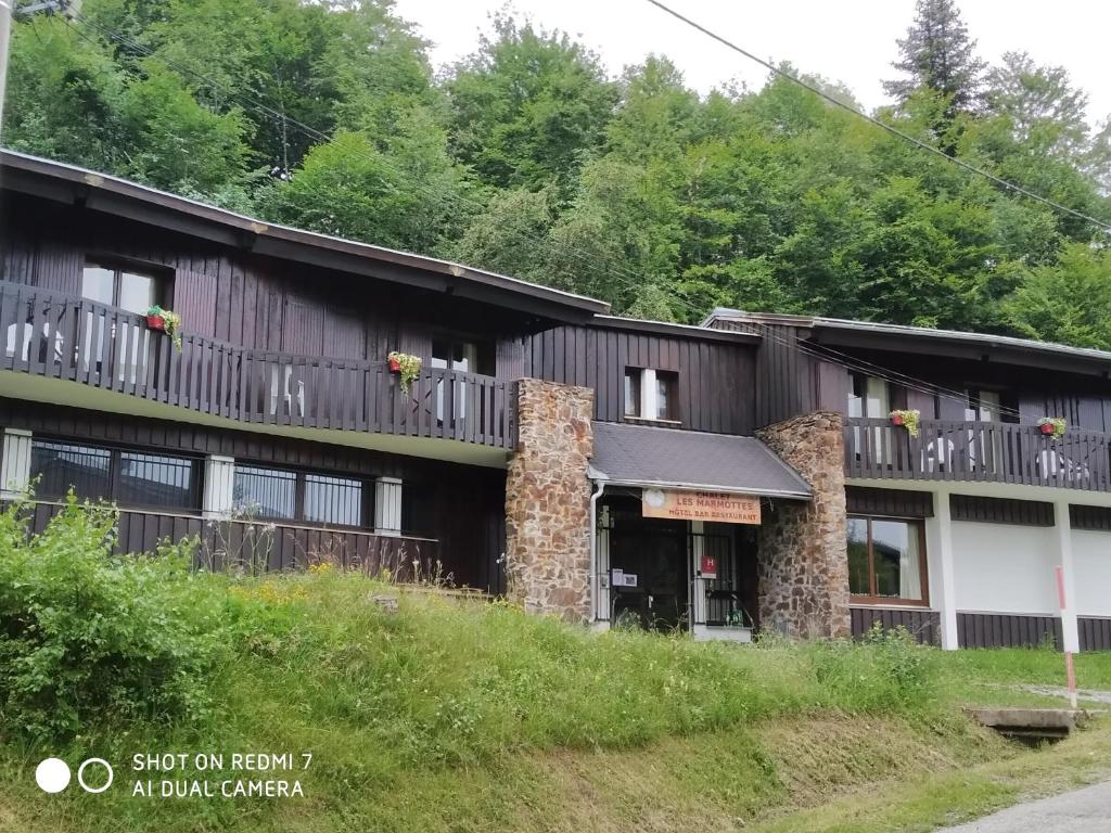 Chalet Hotel Les Marmottes 2 etoiles NN hotel pied des pistes 10