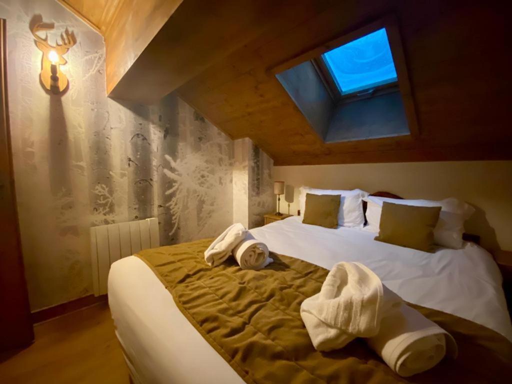 Chalet Mont Blanc Arc 1950 Ski in Ski out 2 bed duplex sleeps 8 appartement pied des pistes 13