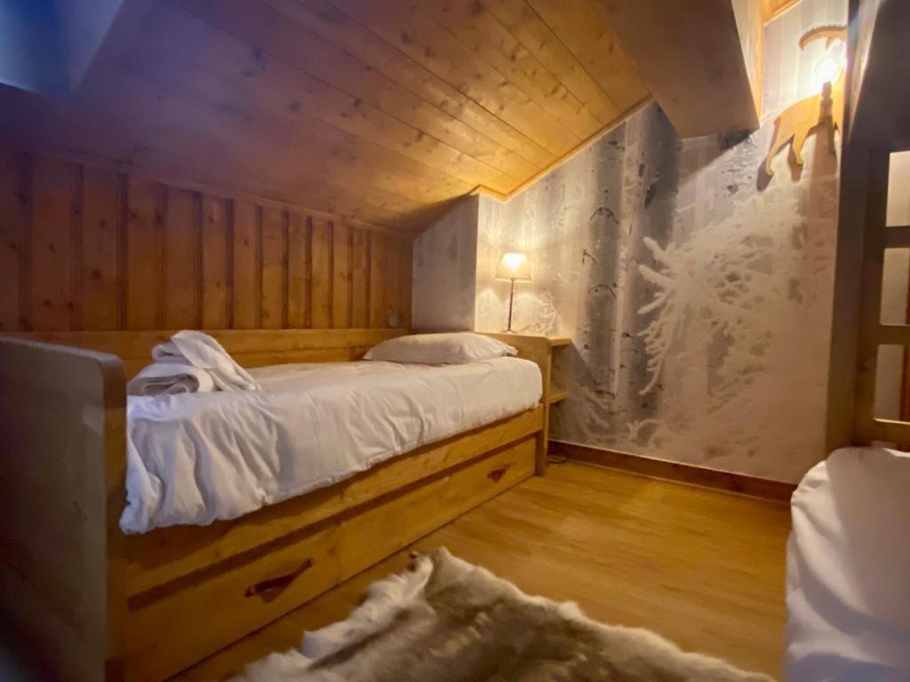 Chalet Mont Blanc Arc 1950 Ski in Ski out 2 bed duplex sleeps 8 appartement pied des pistes 15