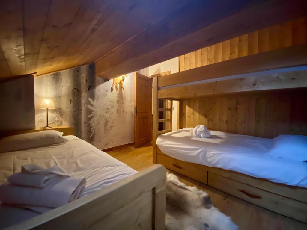 Chalet Mont Blanc Arc 1950 Ski in Ski out 2 bed duplex sleeps 8 appartement pied des pistes 16