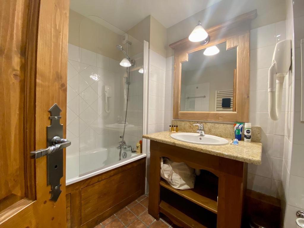 Chalet Mont Blanc Arc 1950 Ski in Ski out 2 bed duplex sleeps 8 appartement pied des pistes 17