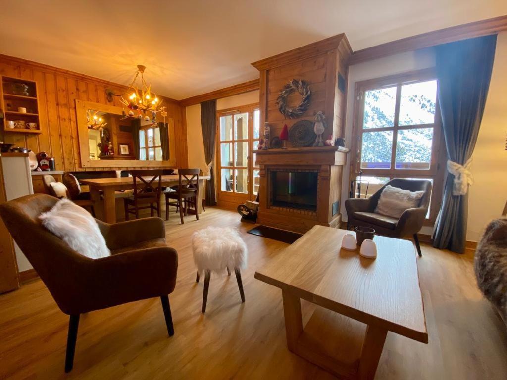 Chalet Mont Blanc Arc 1950 Ski in Ski out 2 bed duplex sleeps 8 appartement pied des pistes 7