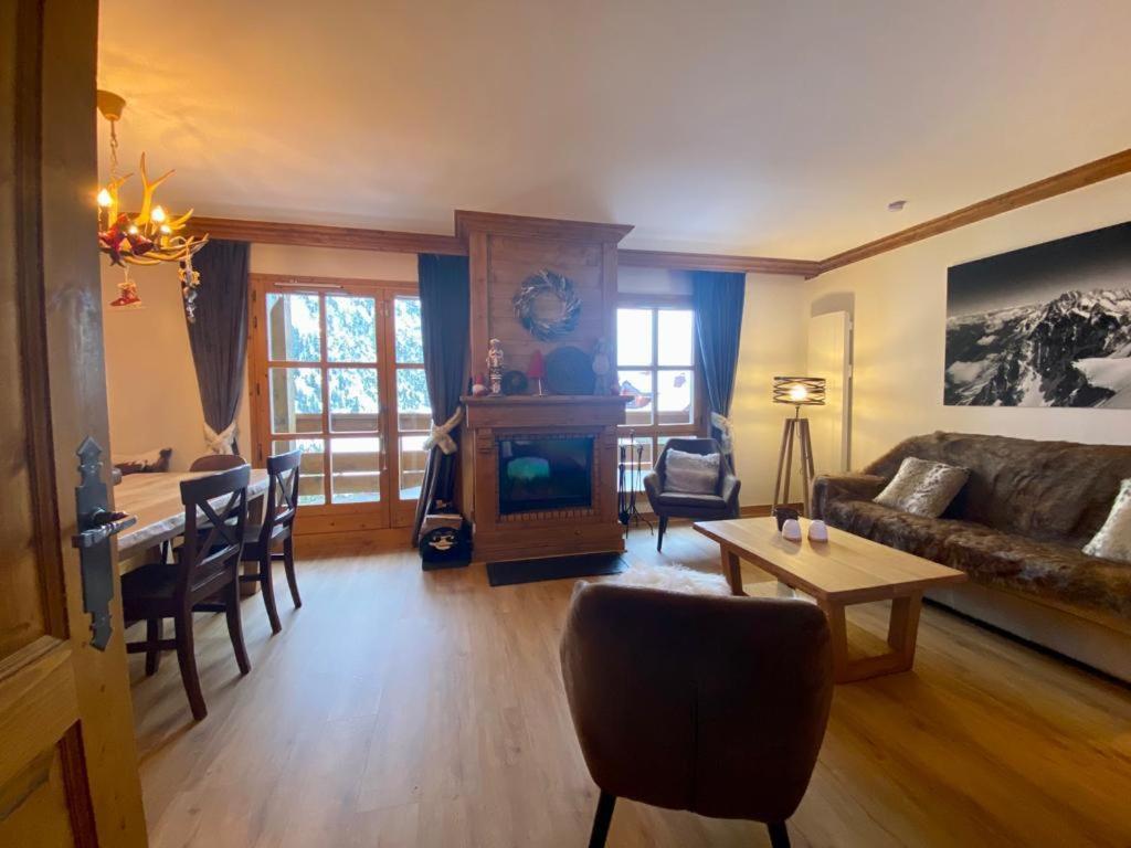 Chalet Mont Blanc Arc 1950 Ski in Ski out 2 bed duplex sleeps 8 appartement pied des pistes 8