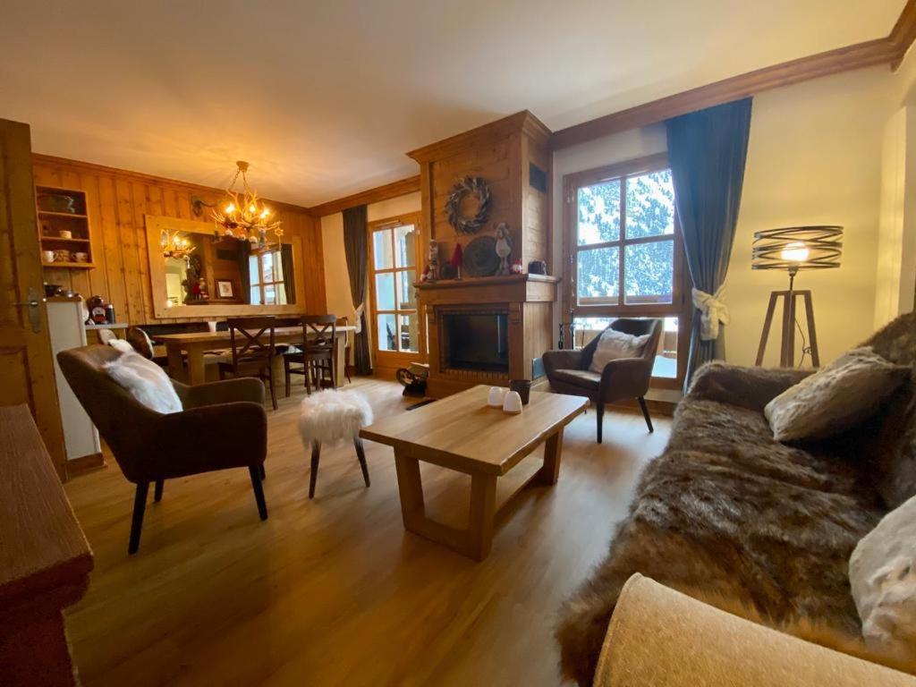 Chalet Mont Blanc Arc 1950 Ski in Ski out 2 bed duplex sleeps 8 appartement pied des pistes