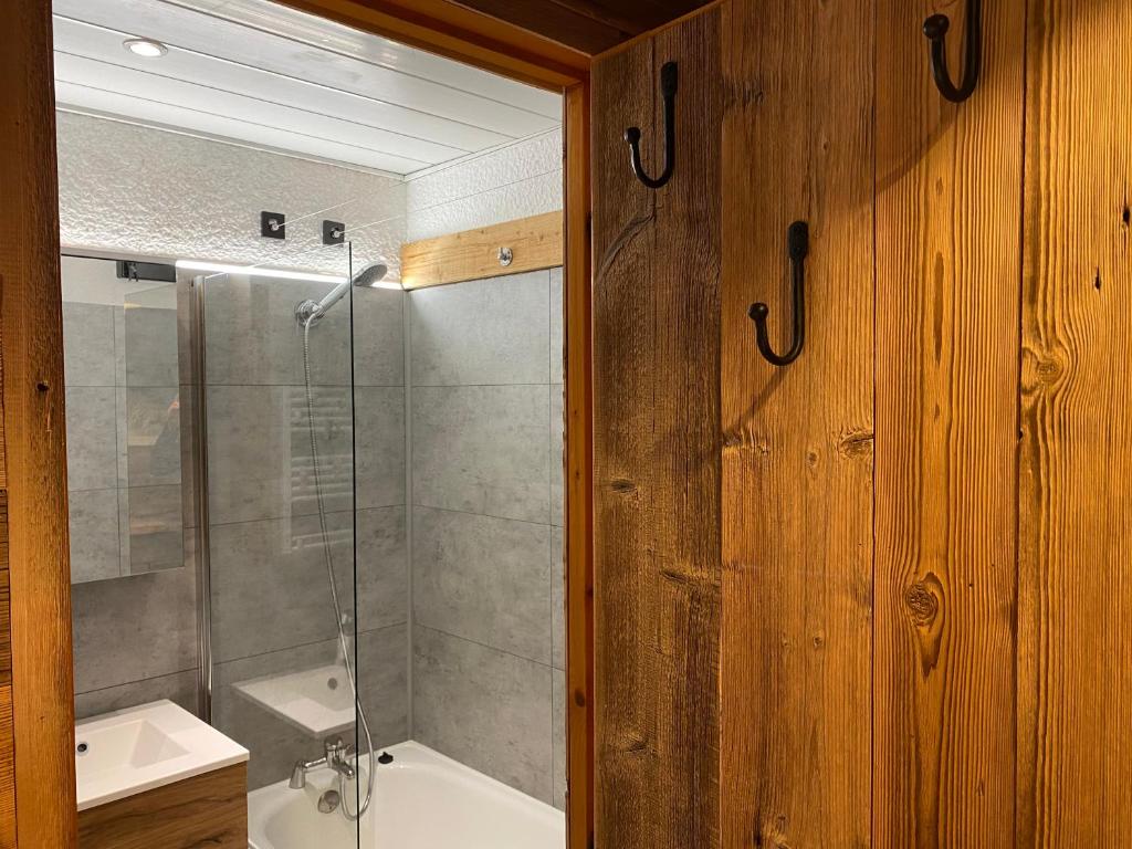 Chalet Olympie Appartement avec balcon et vue montagne ski aux pieds Meribel Mottaret appartement pied des pistes 2