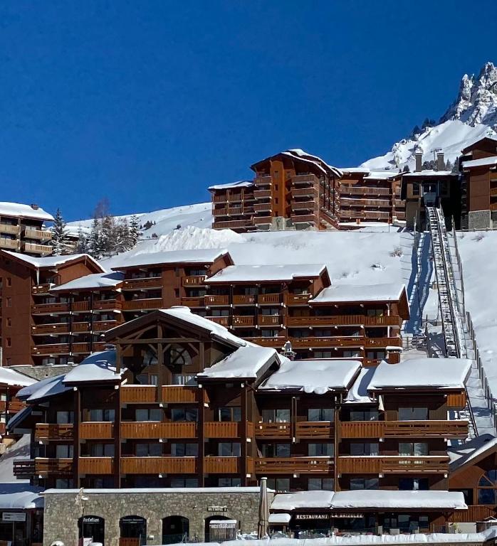 Chalet Olympie Appartement avec balcon et vue montagne ski aux pieds Meribel Mottaret appartement pied des pistes 4