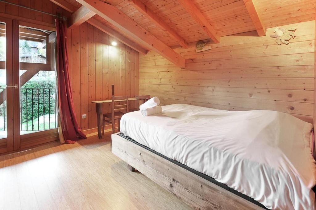 Chalet of the 5 Chardons ski in ski out chalet pied des pistes 19