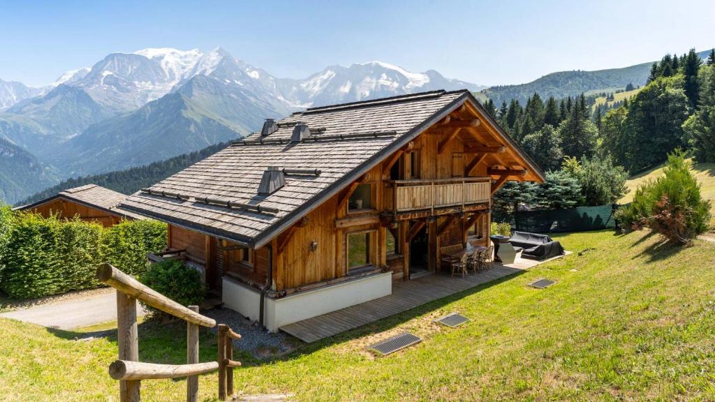 Chalet sur les pistes aux Communailles face au Mont BIanc chalet pied des pistes 13