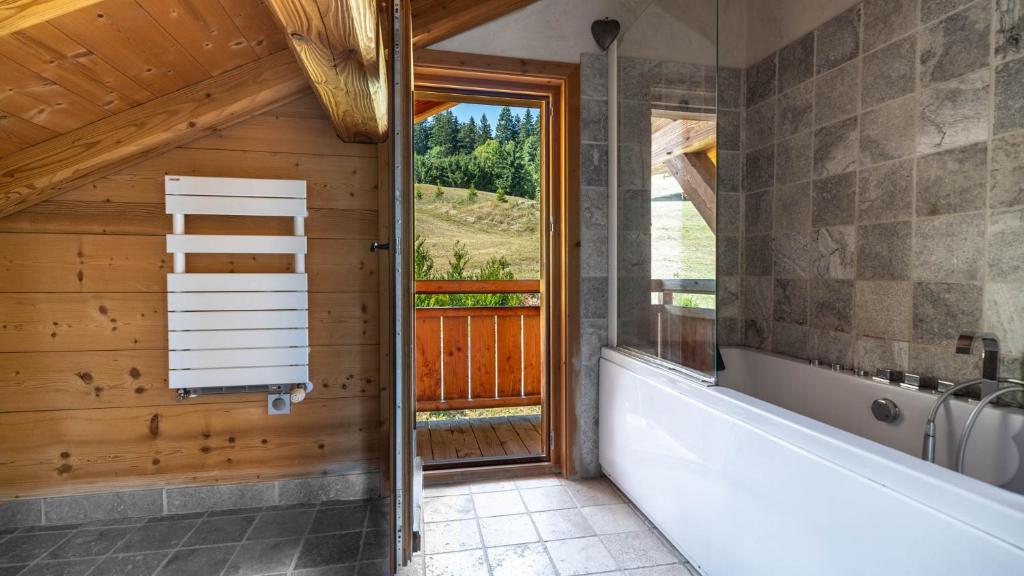 Chalet sur les pistes aux Communailles face au Mont BIanc chalet pied des pistes 2