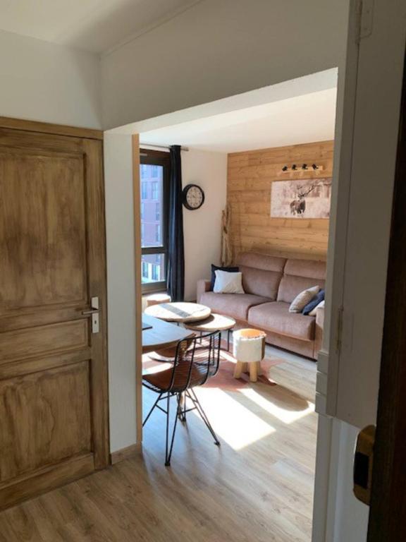 Charmant 2 pieces renove coeur station ISOLA 2000 appartement pied des pistes
