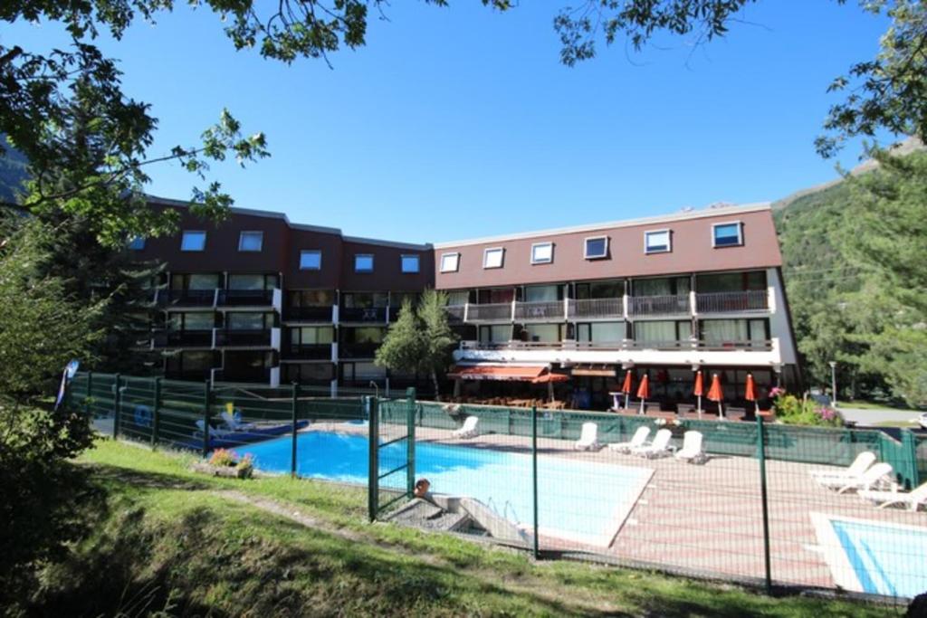 Charming Apartment With Swimming Pool appartement pied des pistes 13