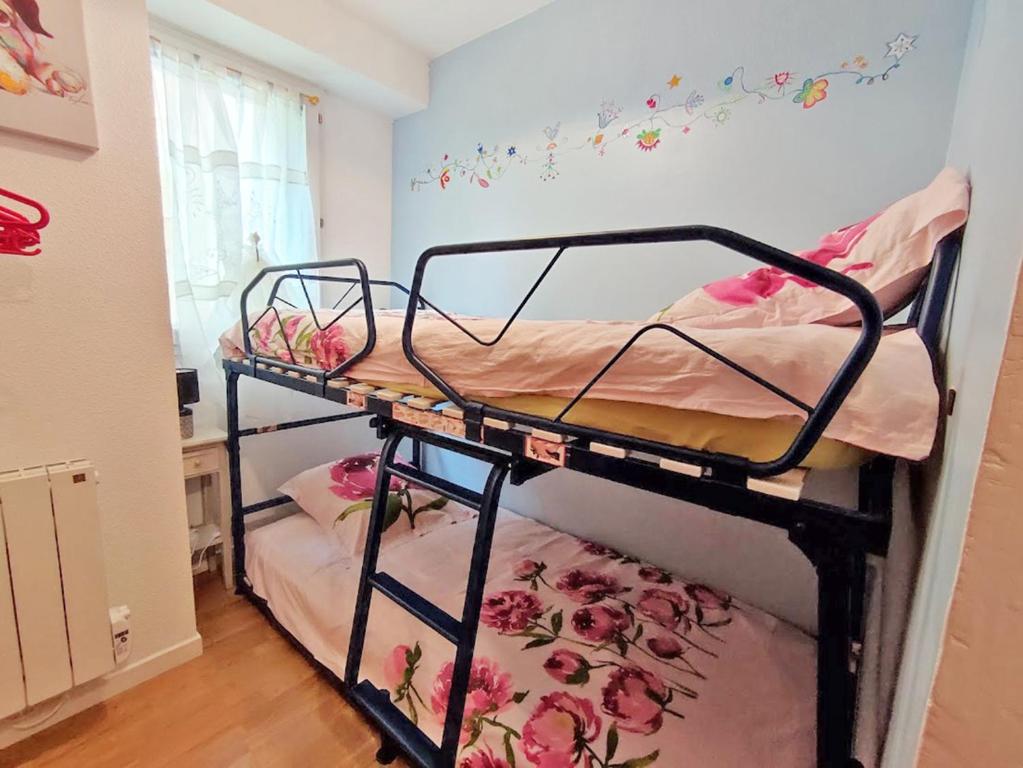 Chez Jacques et Christine charmant T2 bis parking gratuit proche thermes wifi 4 personnes appartement pied des pistes 1