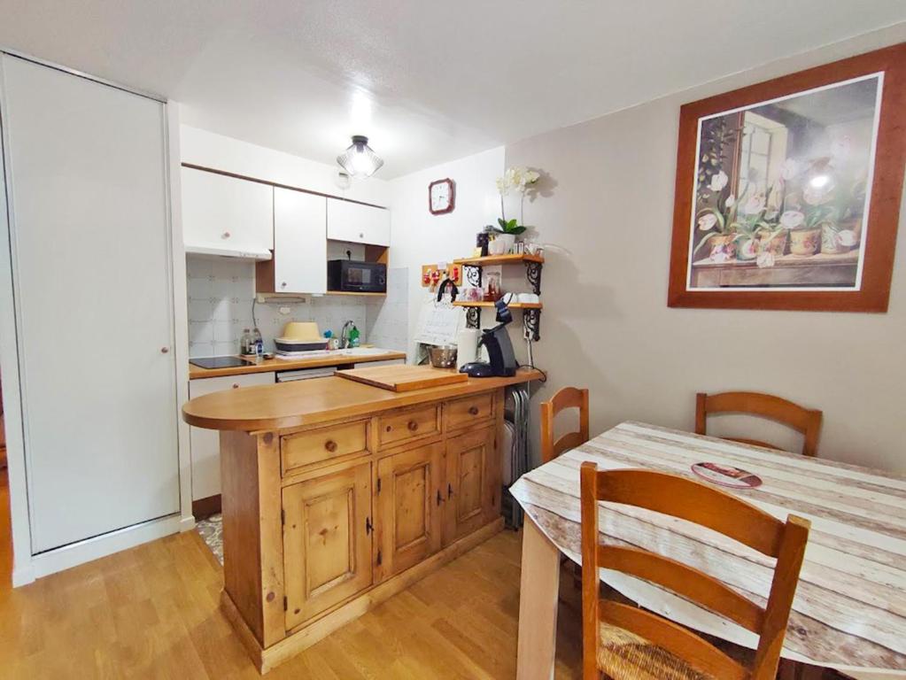 Chez Jacques et Christine charmant T2 bis parking gratuit proche thermes wifi 4 personnes appartement pied des pistes 3