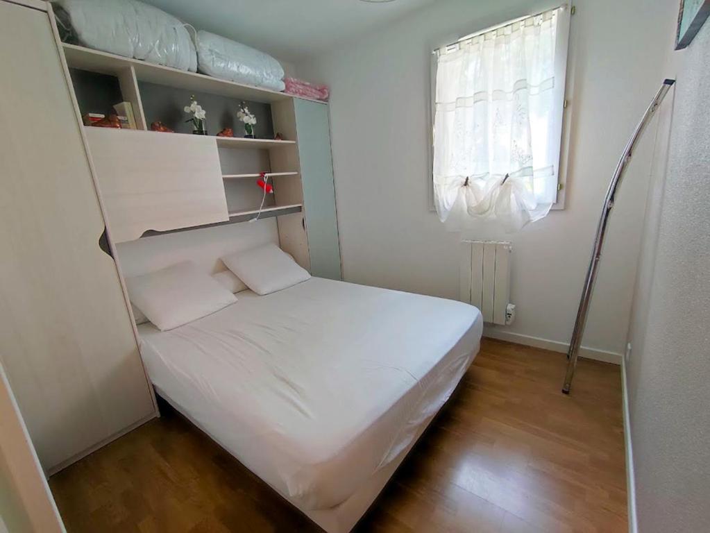 Chez Jacques et Christine charmant T2 bis parking gratuit proche thermes wifi 4 personnes appartement pied des pistes 6