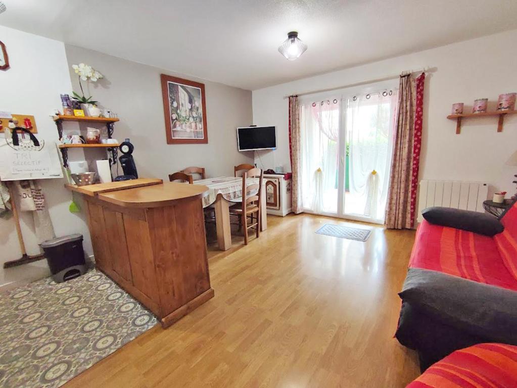 Chez Jacques et Christine charmant T2 bis parking gratuit proche thermes wifi 4 personnes appartement pied des pistes