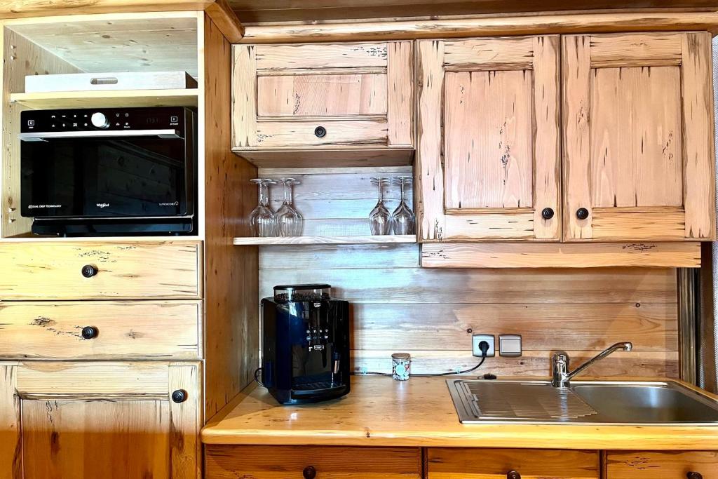 Chic And Cosy Apt With Balcony In Megeve appartement pied des pistes 6