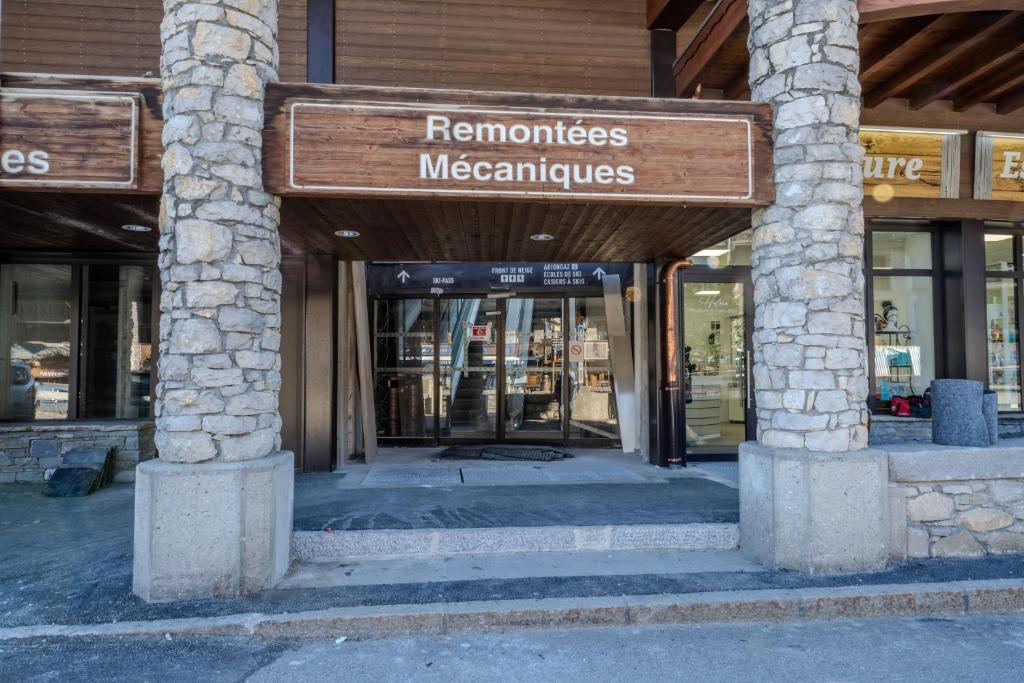 Courchevel 1650 Ski In Out Exceptional Apartments with Panoramic Views hotel pied des pistes 16