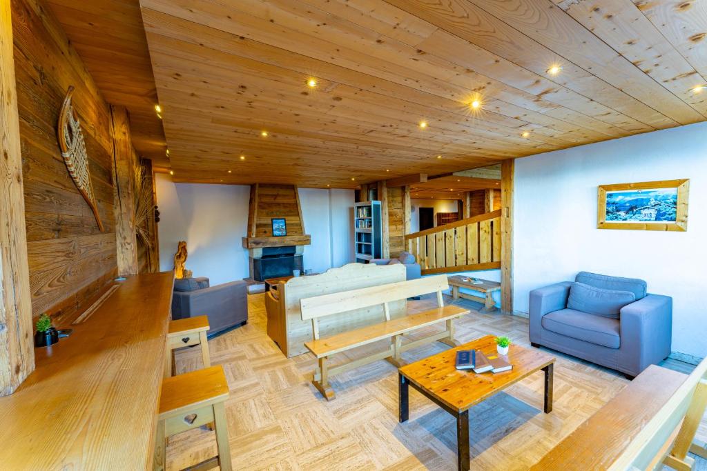 Courchevel 1650 Ski In Out Exceptional Apartments with Panoramic Views hotel pied des pistes 17