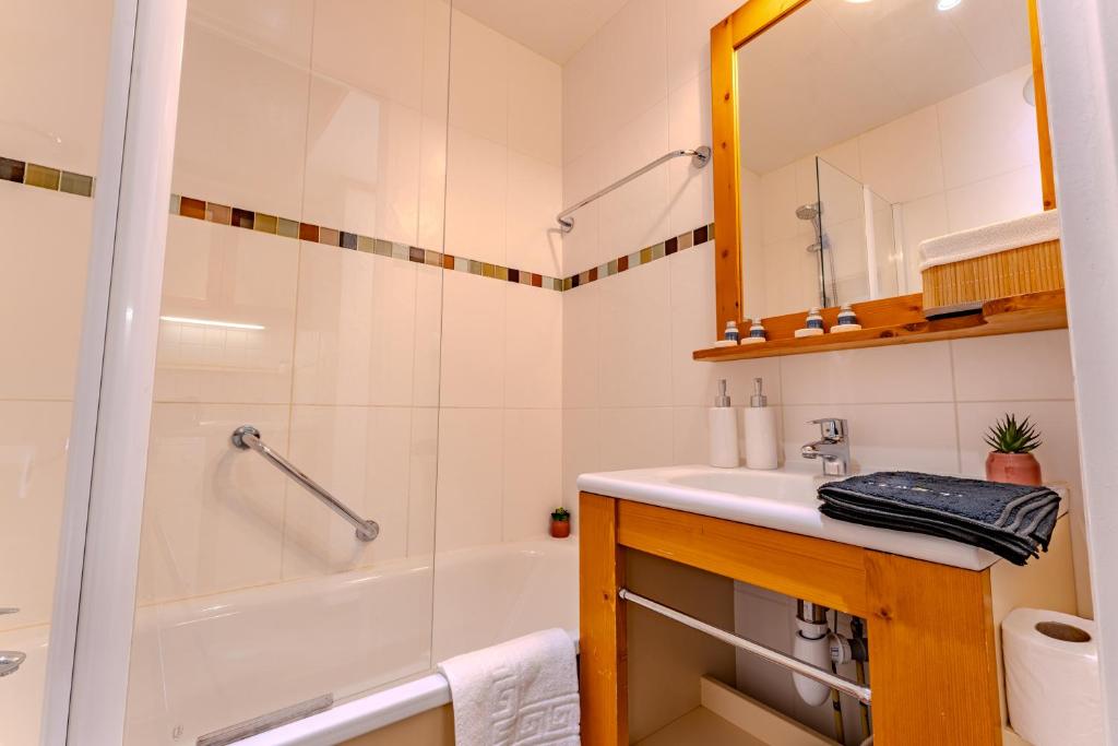 Courchevel 1650 Ski In Out Exceptional Apartments with Panoramic Views hotel pied des pistes 7