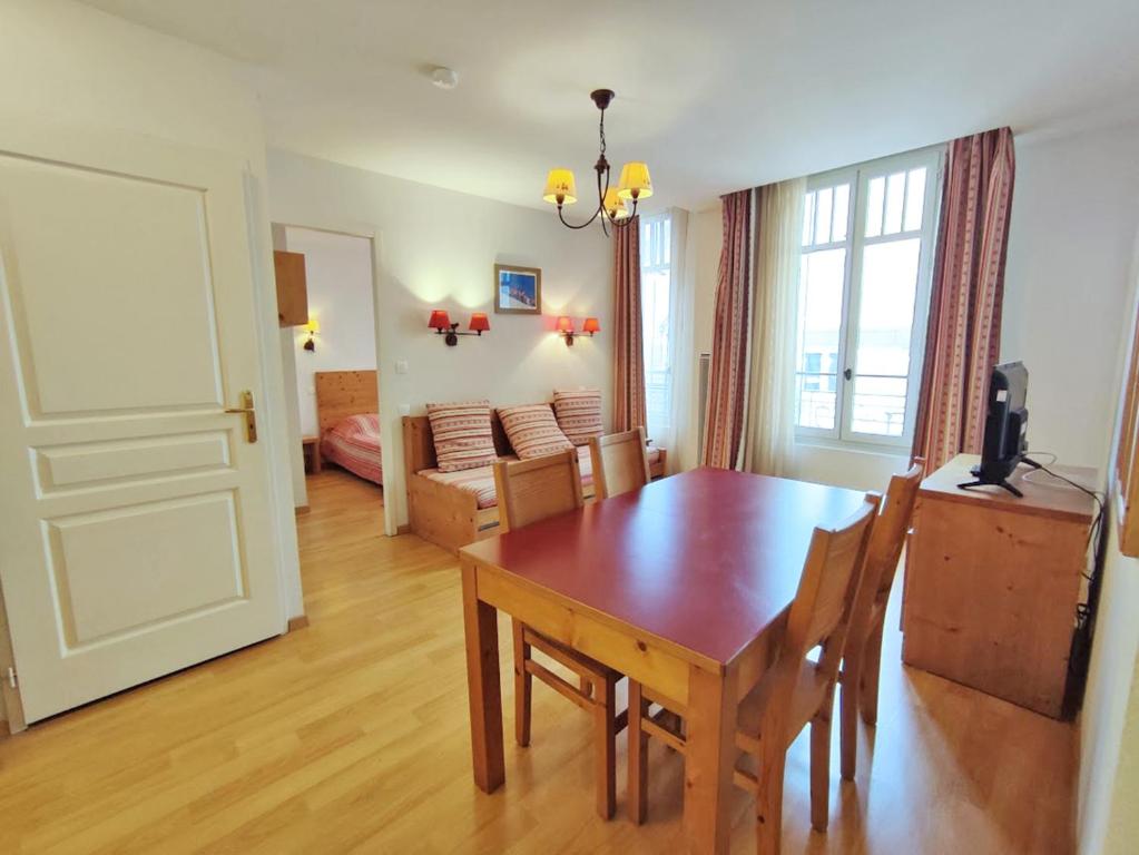 Evasion T3 centre Luchon wifi casier a skis ascenseur 6 personnes appartement pied des pistes 3