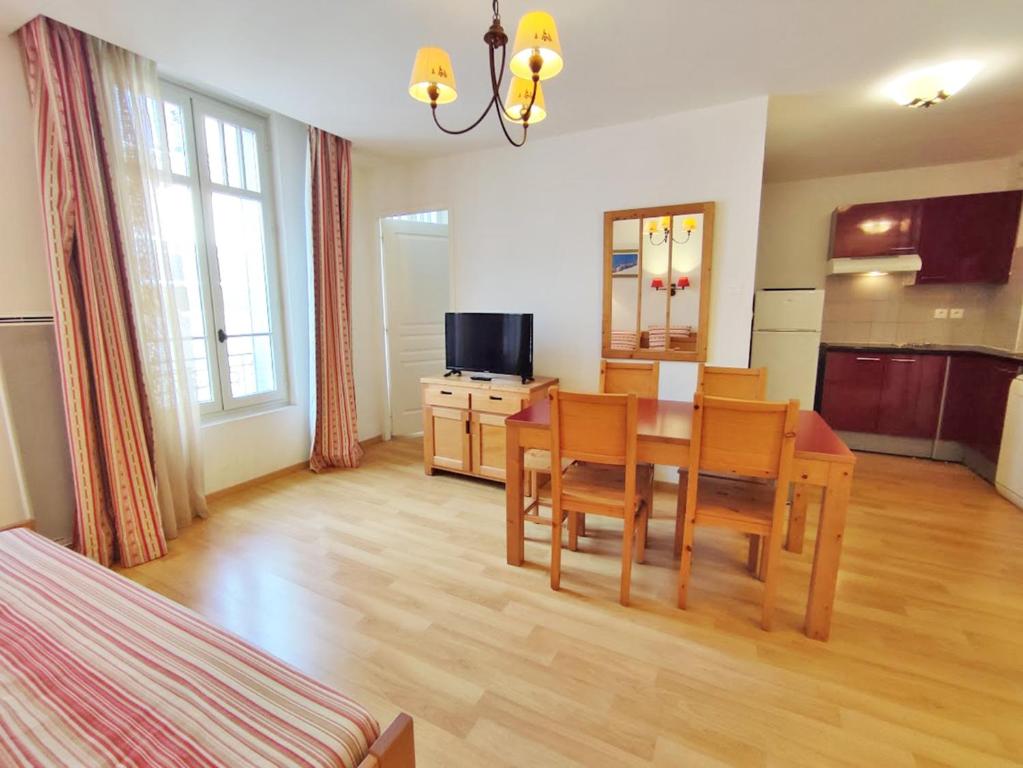 Evasion T3 centre Luchon wifi casier a skis ascenseur 6 personnes appartement pied des pistes 7