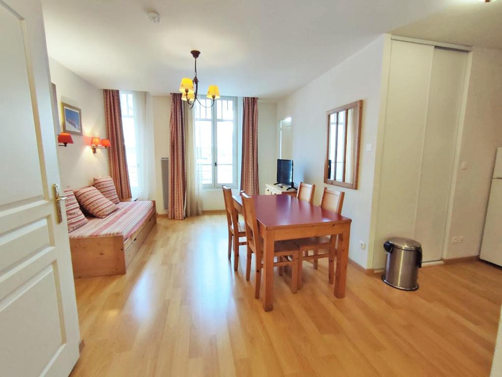 Evasion T3 centre Luchon wifi casier a skis ascenseur 6 personnes appartement pied des pistes
