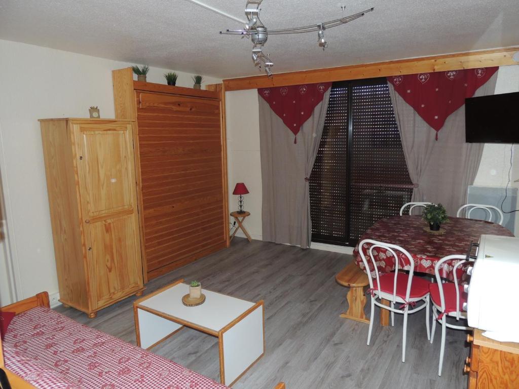 F2 Le Corbier aux pieds des pistes commerces et esf appartement pied des pistes