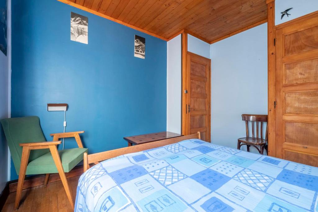 Family Cottage With Balcony In Chamonix chalet pied des pistes 15